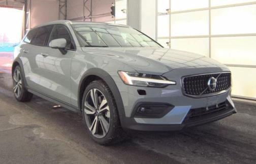 2025 Volvo V60 Cross Country Plus, B5 AWD Gas (mild hybrid)