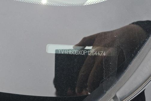 Onyx Black Metallic 2023 Volvo XC60 Recharge Plug-In Hybrid T8 Ultimate Dark Theme