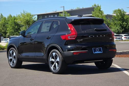 2025 Volvo XC40 B5 Plus Dark Theme