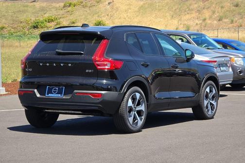 2025 Volvo XC40 B5 Plus Dark Theme