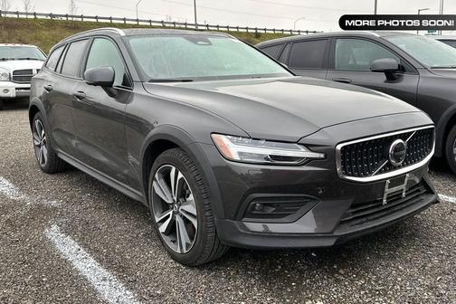 2025 Volvo V60 Cross Country Plus, B5 AWD Gas (mild hybrid)