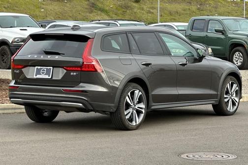 2025 Volvo V60 Cross Country Plus, B5 AWD Gas (mild hybrid)