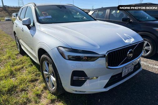 Crystal White Metallic 2022 Volvo XC60 B5 Momentum