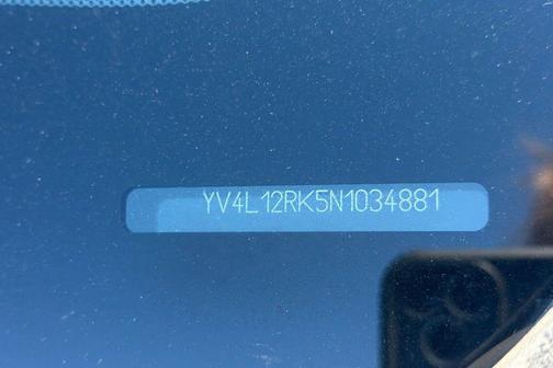 Crystal White Metallic 2022 Volvo XC60 B5 Momentum