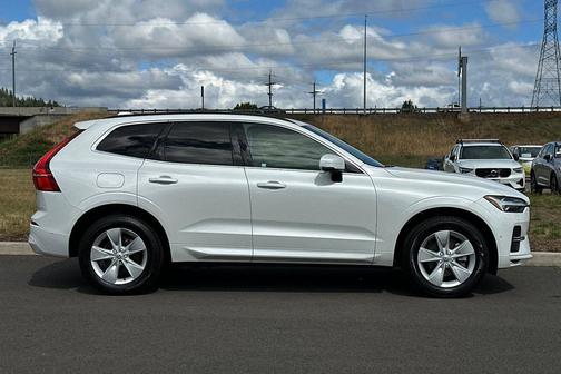 Crystal White Metallic 2022 Volvo XC60 B5 Momentum