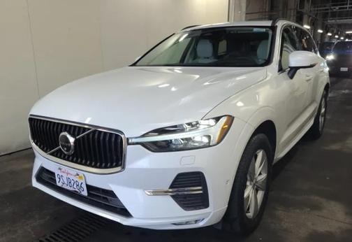 Crystal White Metallic 2022 Volvo XC60 B5 Momentum