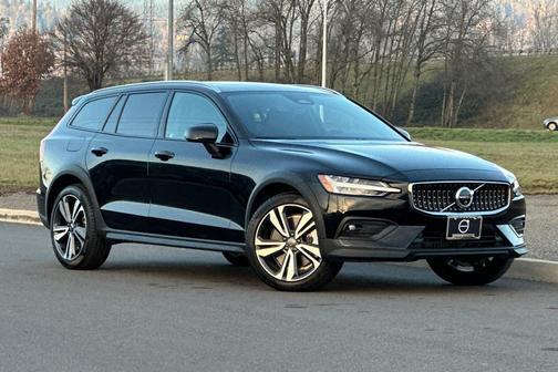 2025 Volvo V60 Cross Country Plus, B5 AWD Gas (mild hybrid)