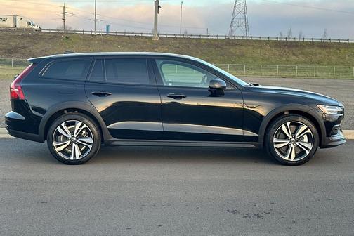 2025 Volvo V60 Cross Country Plus, B5 AWD Gas (mild hybrid)