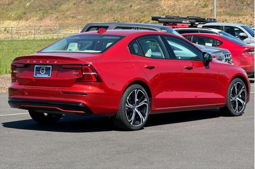 2024 Volvo S60 B5 Core Dark Theme