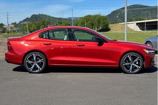 2024 Volvo S60 B5 Core Dark Theme