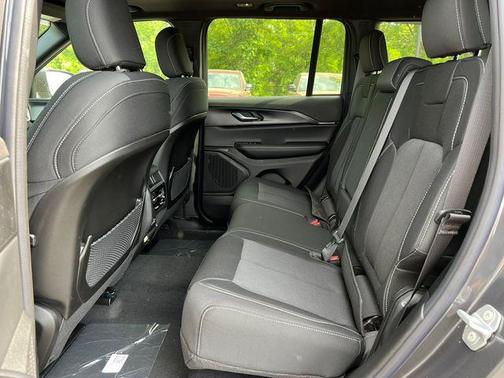 Baltic Gray Metallic Clearcoat 2026 Jeep Grand Cherokee Altitude