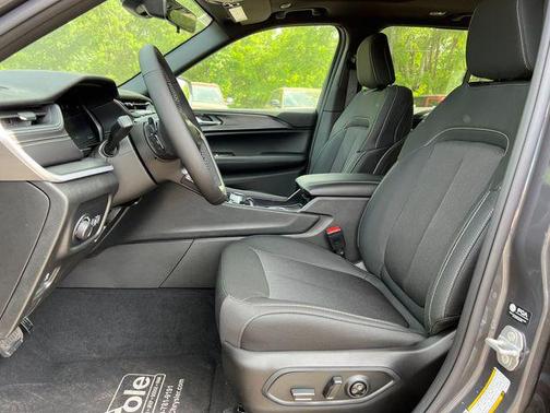 Baltic Gray Metallic Clearcoat 2026 Jeep Grand Cherokee Altitude