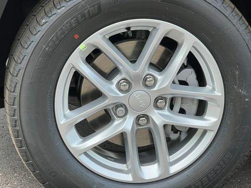 Baltic Gray Metallic Clearcoat 2026 Jeep Grand Cherokee Altitude