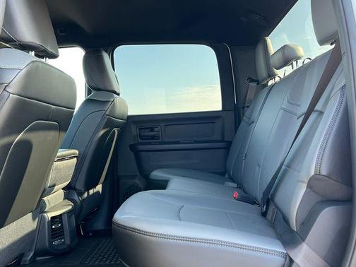 2022 RAM 2500 Tradesman Crew Cab 4x4 6'4' Box