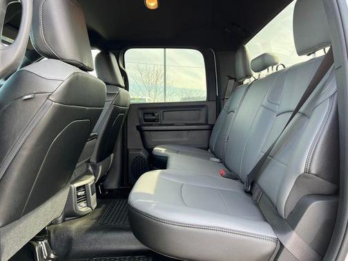 2022 RAM 2500 Tradesman Crew Cab 4x4 6'4' Box