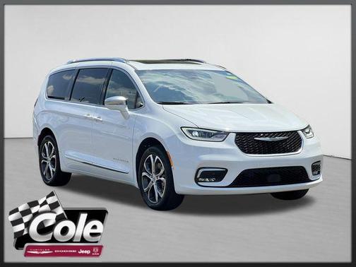 Bright White Clearcoat 2024 Chrysler Pacifica L