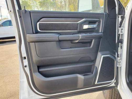 2025 RAM 3500 Laramie Crew Cab 4x4 8' Box