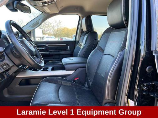 Diamond Black Crystal Pearlcoat 2023 RAM 3500 Laramie Crew Cab 4x4 6'4' Box