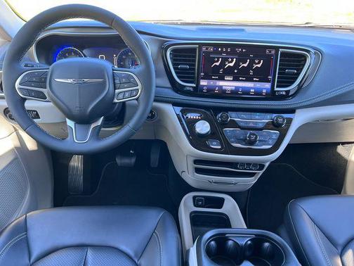 Bright White Clearcoat 2024 Chrysler Pacifica Touring L