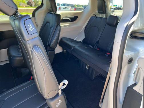 Bright White Clearcoat 2024 Chrysler Pacifica Touring L