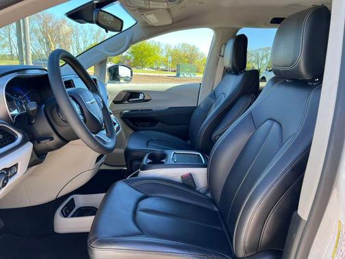 Bright White Clearcoat 2024 Chrysler Pacifica Touring L