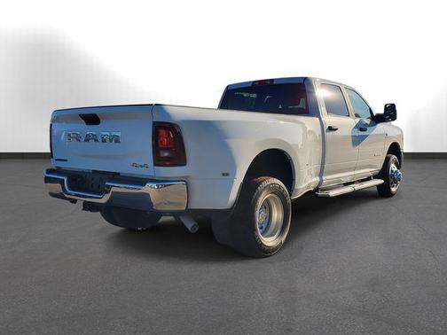 2025 RAM 3500 Big Horn Crew Cab 4x4 8' Box