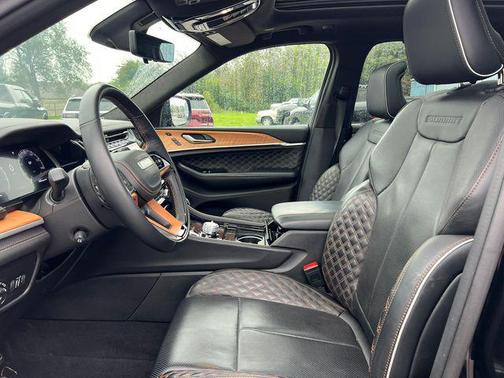 Diamond Black Crystal Pearlcoat 2023 Jeep Grand Cherokee Summit