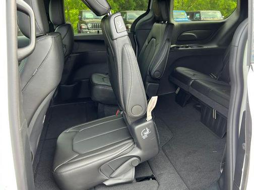 Pw7 2027 Chrysler Pacifica L