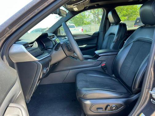 Baltic Gray Metallic Clearcoat 2024 Jeep Grand Cherokee L Altitude