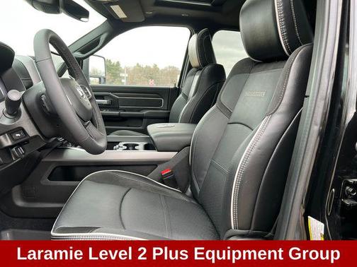 Diamond Black Crystal Pearlcoat 2025 RAM 3500 Laramie Crew Cab 4x4 8' Box