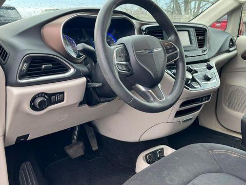 Granite Crystal Metallic Clearcoat 2017 Chrysler Pacifica Touring