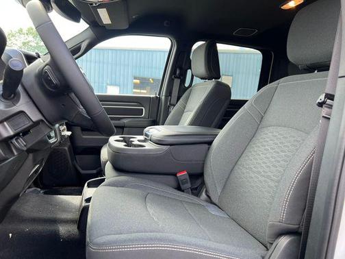 Bright White Clearcoat 2025 RAM 2500 Big Horn Crew Cab 4x4 6'4' Box