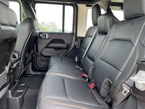 Granite Crystal Metallic Clearcoat 2025 Jeep Wrangler 4-Door Sahara 4x4