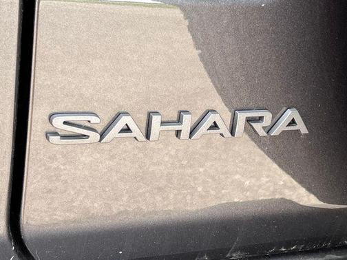 Granite Crystal Metallic Clearcoat 2025 Jeep Wrangler 4-Door Sahara 4x4
