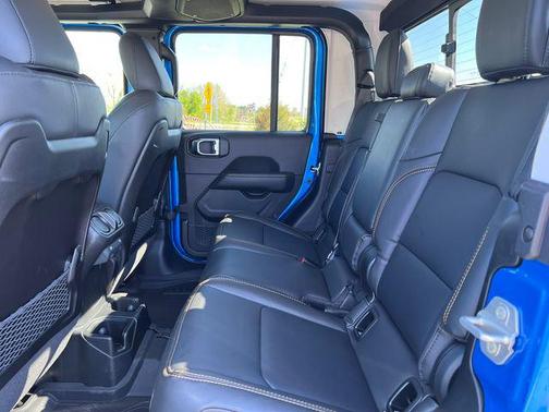 Hydro Blue Pearlcoat 2026 Jeep Gladiator Sahara 4x4