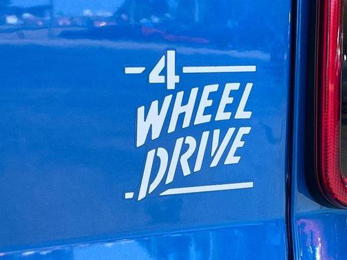 Hydro Blue Pearlcoat 2026 Jeep Gladiator Sahara 4x4