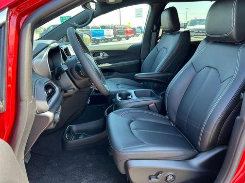 Red Hot Pearlcoat 2026 Chrysler Pacifica L