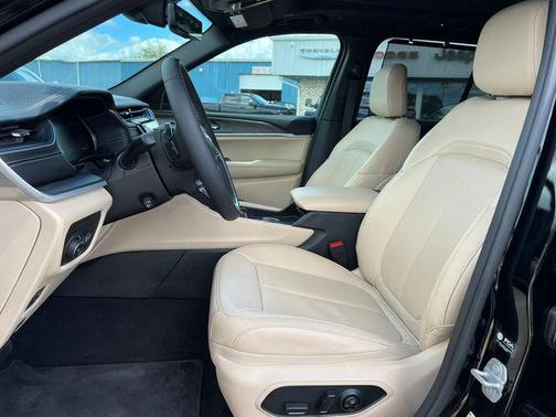Diamond Black Crystal Pearlcoat 2025 Jeep Grand Cherokee Limited
