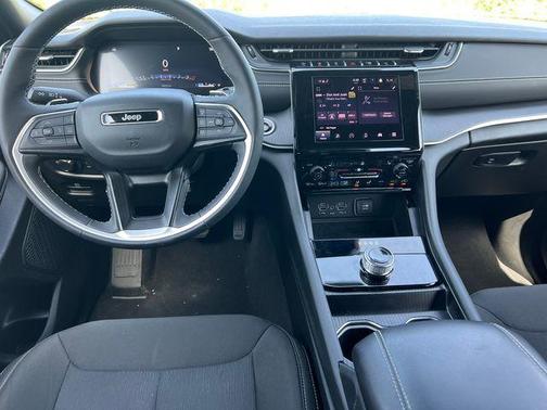 Baltic Gray Metallic Clearcoat 2025 Jeep Grand Cherokee Laredo