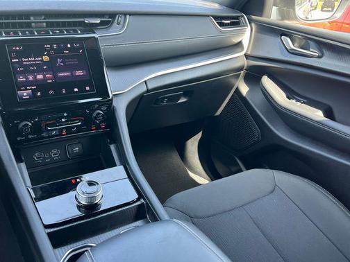 Baltic Gray Metallic Clearcoat 2025 Jeep Grand Cherokee Laredo