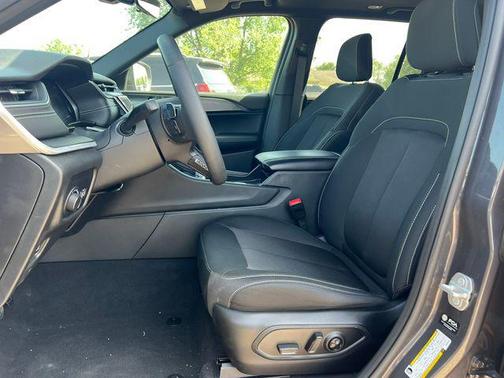 Baltic Gray Metallic Clearcoat 2025 Jeep Grand Cherokee Laredo