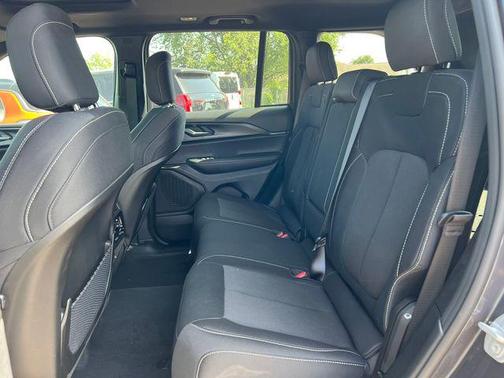 Baltic Gray Metallic Clearcoat 2025 Jeep Grand Cherokee Laredo