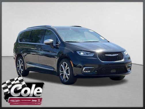 Diamond Black Crystal Pearlcoat 2025 Chrysler Pacifica L
