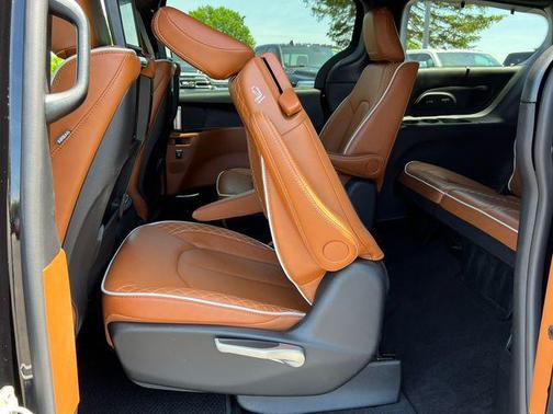 Diamond Black Crystal Pearlcoat 2025 Chrysler Pacifica L