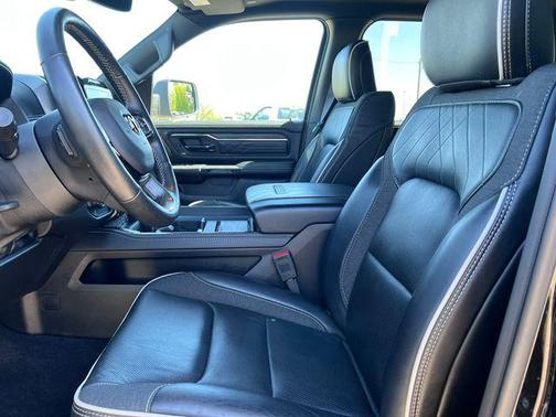 Diamond Black Crystal Pearlcoat 2025 RAM 1500 Limited