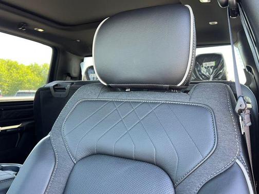 Diamond Black Crystal Pearlcoat 2026 RAM 1500 Limited