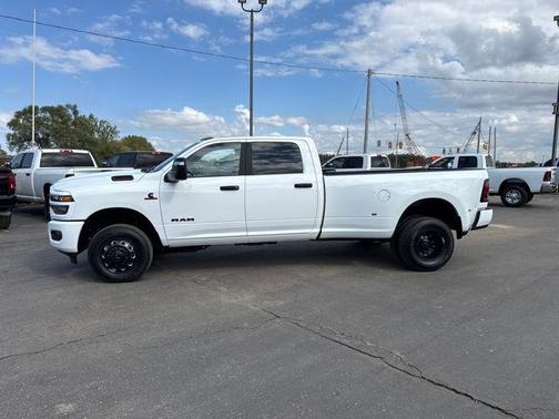 2025 RAM 3500 Lone Star Crew Cab 4x4 8' Box