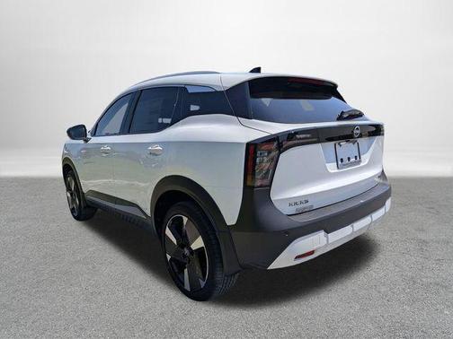 Aspen White Tricoat 2026 Nissan Kicks SR