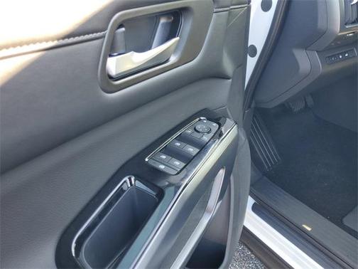 2025 Nissan Pathfinder SL FWD