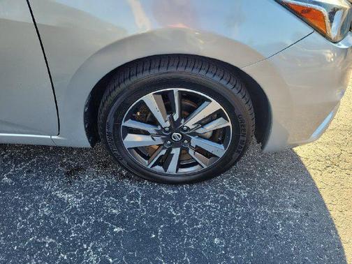Brilliant Silver Metallic 2021 Nissan Versa 1.6 SV
